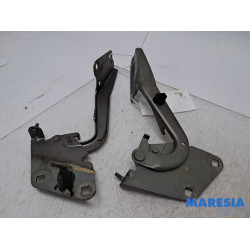 Renault - Megane - Bonnet Hinge