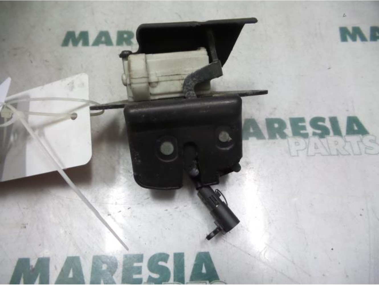 Fiat - Stilo - Tailgate lock mechanism