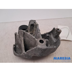 Renault - Trafic - Alternator upper bracket