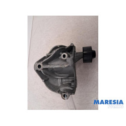 Renault - Trafic - Alternator upper bracket