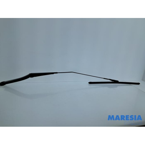 Renault - Trafic - Front wiper arm