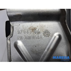 Opel - Vivaro - Rocker cover