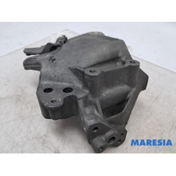 Opel - Vivaro - Engine mount