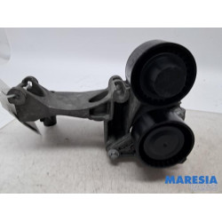 Opel - Vivaro - Alternator upper bracket