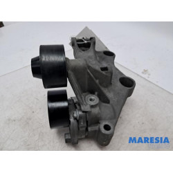 Opel - Vivaro - Alternator upper bracket