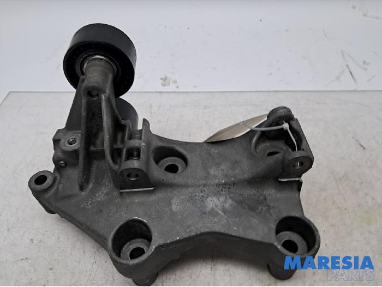 Opel - Vivaro - Alternator upper bracket