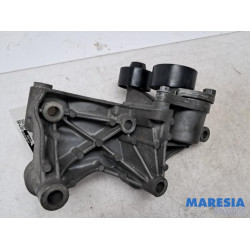 Opel - Vivaro - Alternator upper bracket