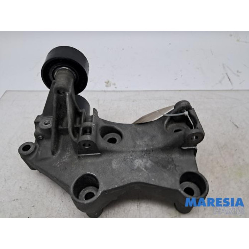 Opel - Vivaro - Alternator upper bracket