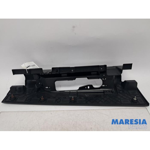 Renault - Trafic - Taillight edging, right