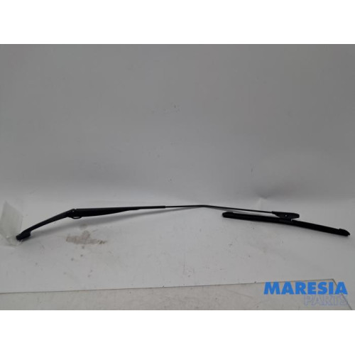 Renault - Captur - Front wiper arm