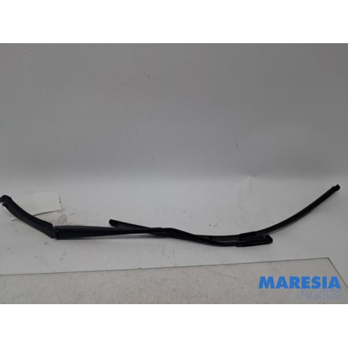 Renault - Captur - Front wiper arm