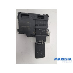 Renault - Captur - Card reader (lock)