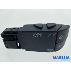 Renault - Captur - Steering wheel mounted radio control