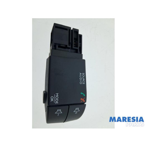 Renault - Captur - Steering wheel mounted radio control