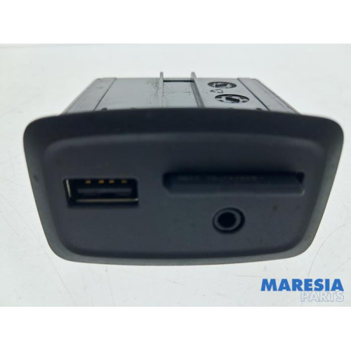 Renault - Captur - AUX / USB connection