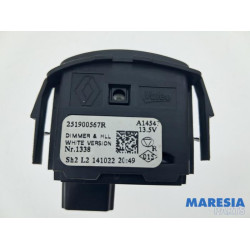 Renault - Captur - AIH headlight switch