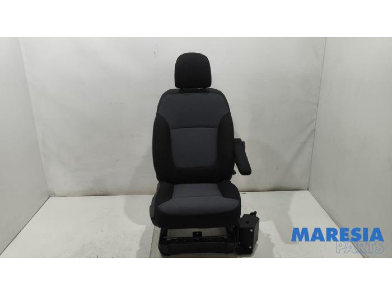 Opel - Vivaro - Seat, right