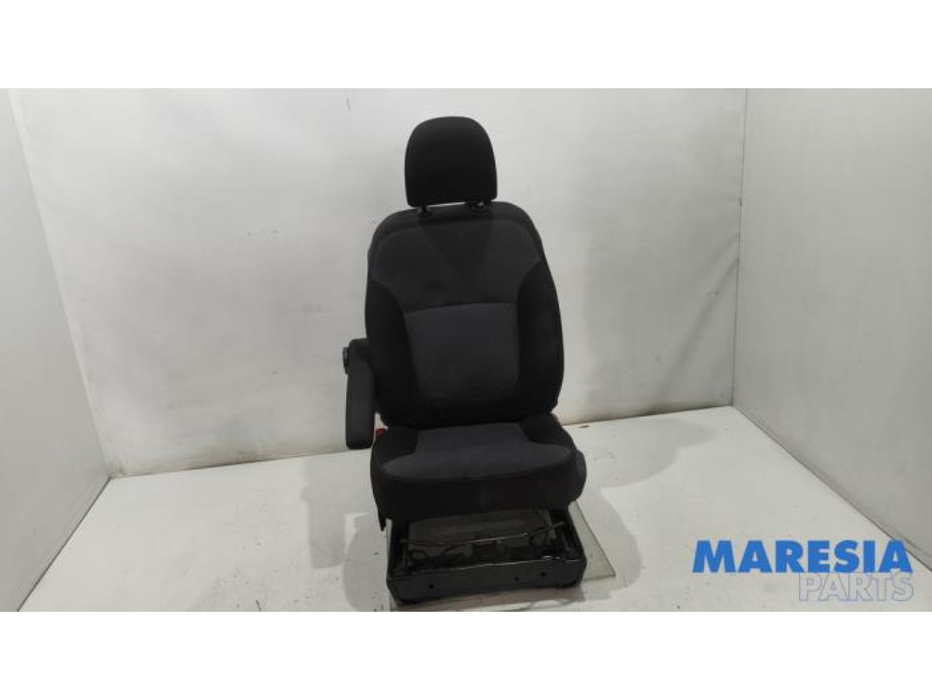 Opel - Vivaro - Seat, left