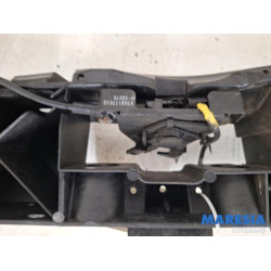 Renault - Captur - Lock plate