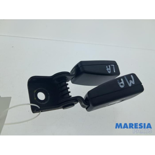 Opel - Astra - Insertion ceinture de sécurité arrière gauche