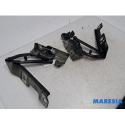 Opel - Astra - Bonnet Hinge