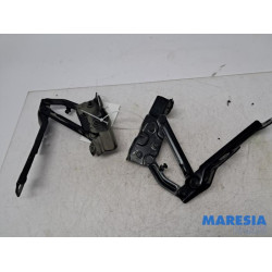 Opel - Astra - Bonnet Hinge