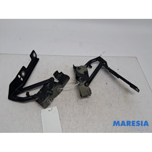Opel - Astra - Bonnet Hinge