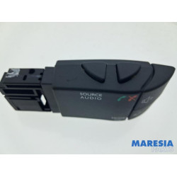 Renault - Captur - Steering wheel mounted radio control