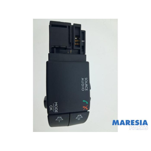 Renault - Captur - Steering wheel mounted radio control