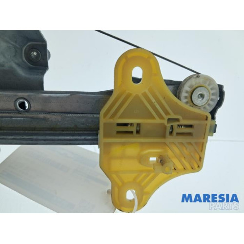 Renault - Clio - Rear door window mechanism 4-door, right