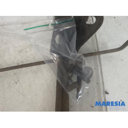 Opel - Vivaro - Spare wheel mechanism