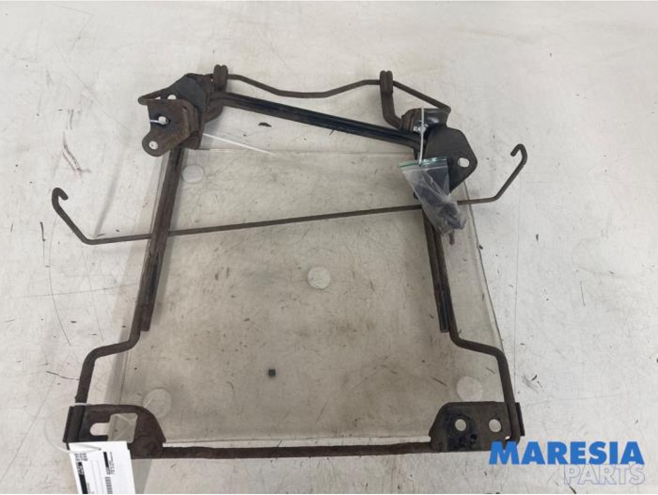 Opel - Vivaro - Spare wheel mechanism