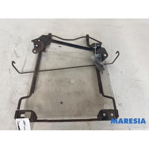 Opel - Vivaro - Spare wheel mechanism