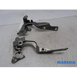 Renault - Captur - Bonnet Hinge