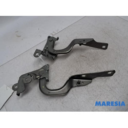 Renault - Captur - Bonnet Hinge