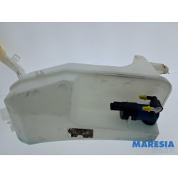 Renault - Captur - Front windscreen washer reservoir