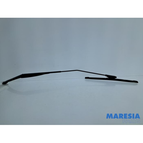 Renault - Captur - Front wiper arm