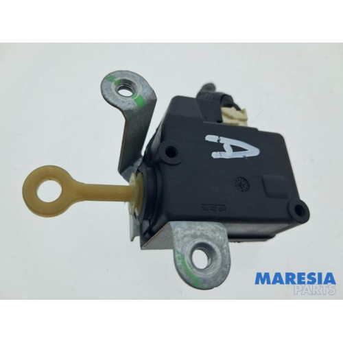 Peugeot - 107 - Tailgate lock mechanism