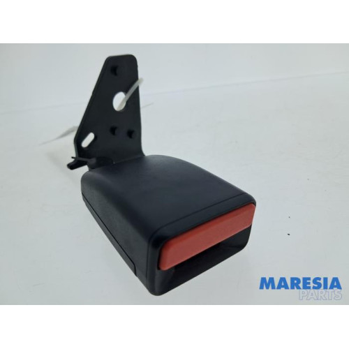 Peugeot - 2008 - Insertion ceinture de sécurité arrière gauche