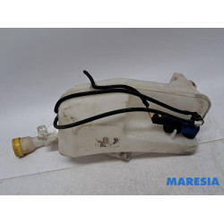 Renault - Clio - Front windscreen washer reservoir