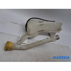 Renault - Clio - Front windscreen washer reservoir