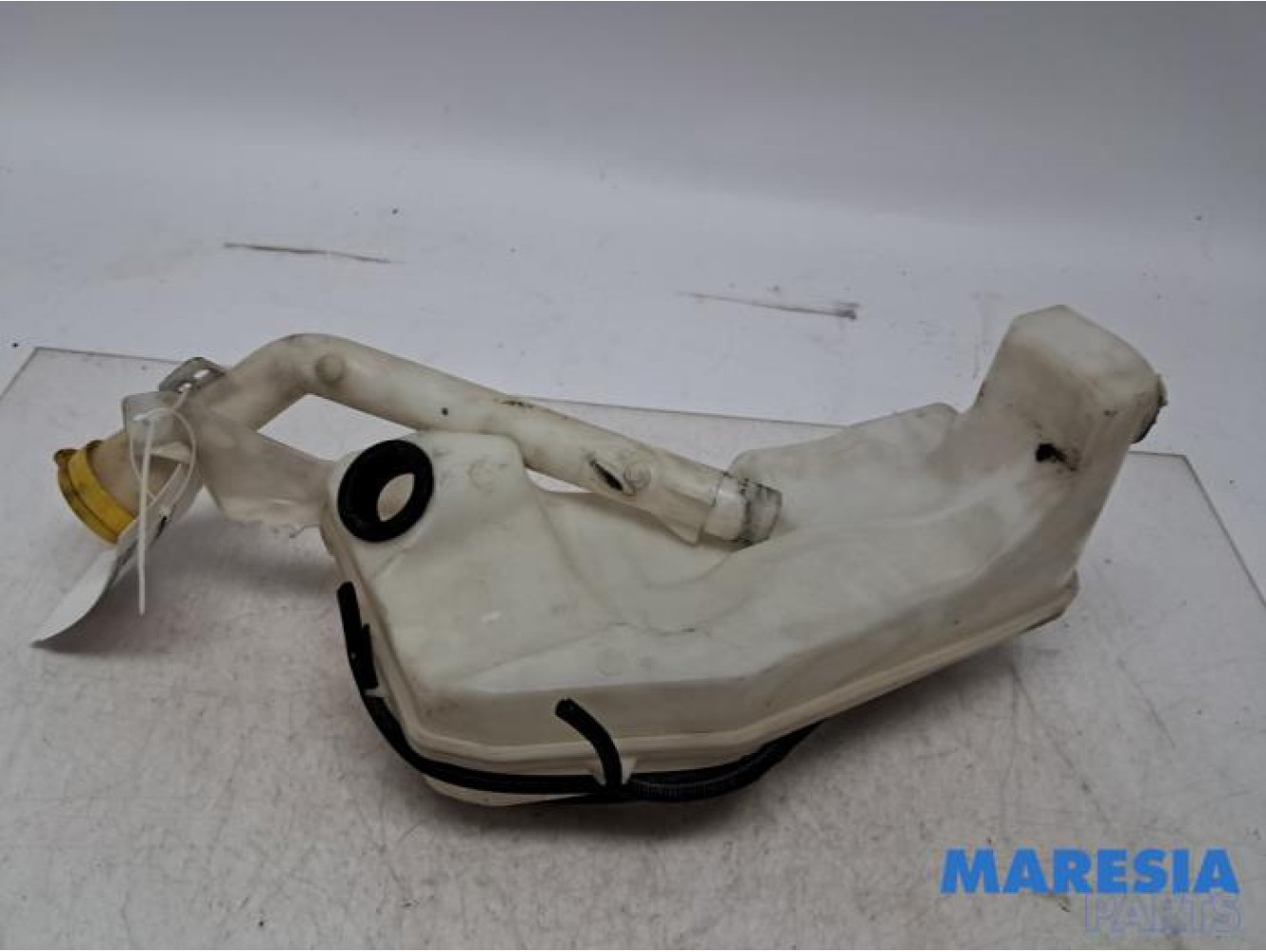 Renault - Clio - Front windscreen washer reservoir