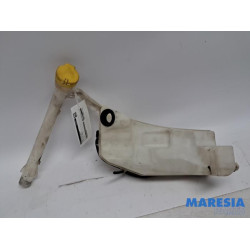 Renault - Clio - Front windscreen washer reservoir