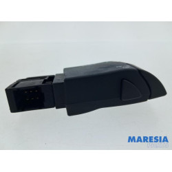 Renault - Captur - Steering wheel mounted radio control