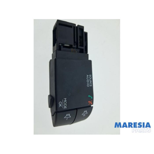 Renault - Captur - Steering wheel mounted radio control