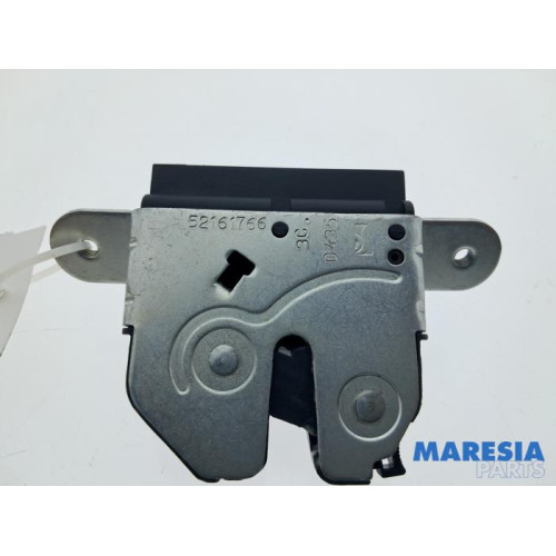 Fiat - 500 - Tailgate lock mechanism