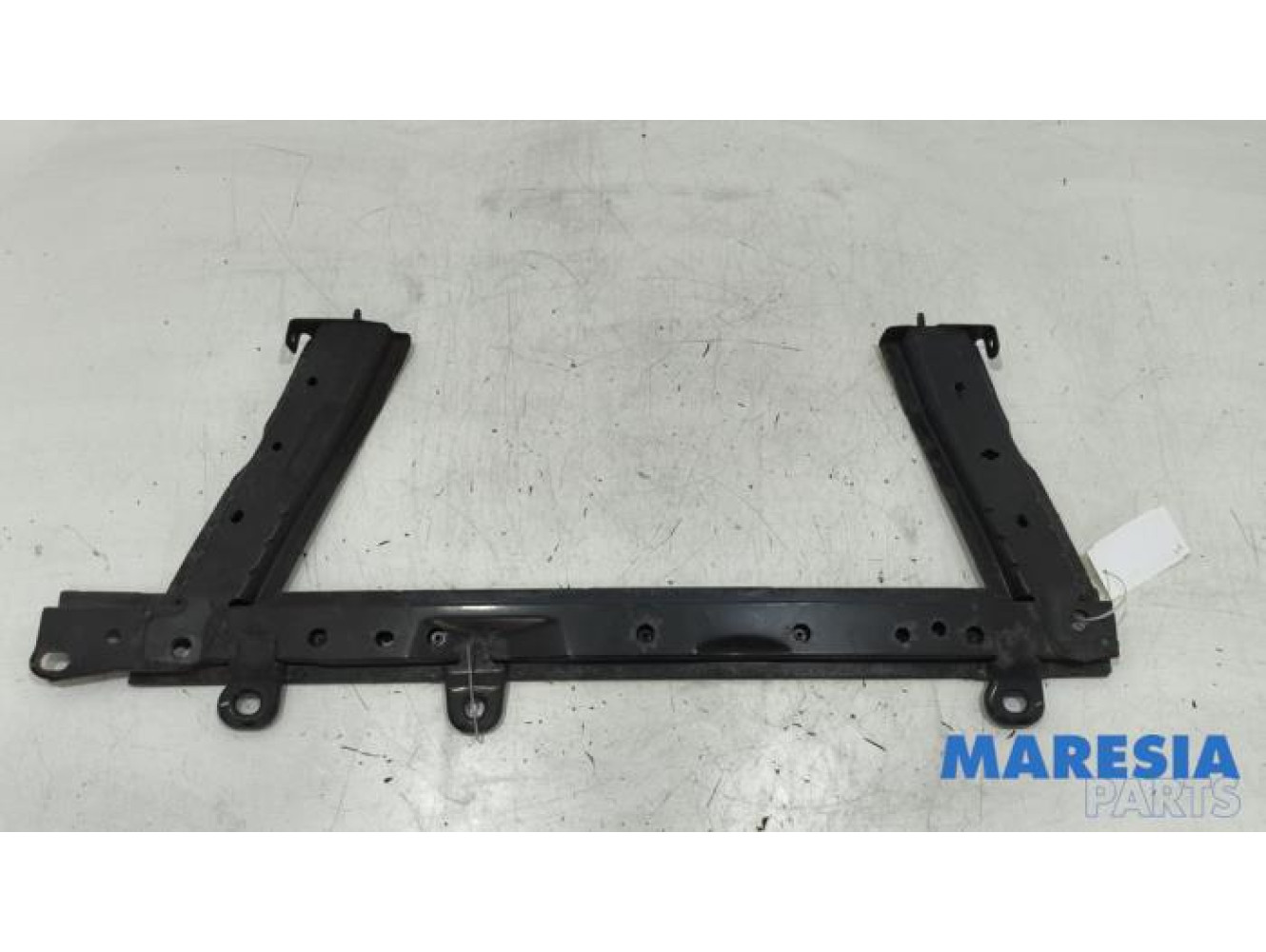 Renault - Clio - Radiator bar