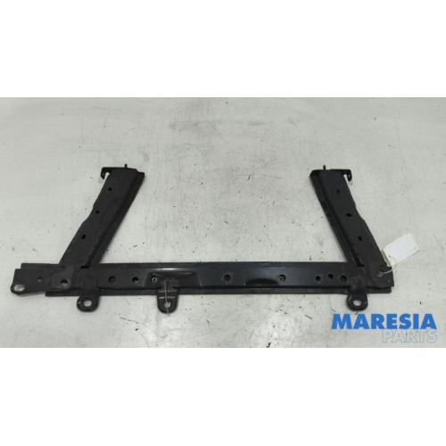 Renault - Clio - Radiator bar