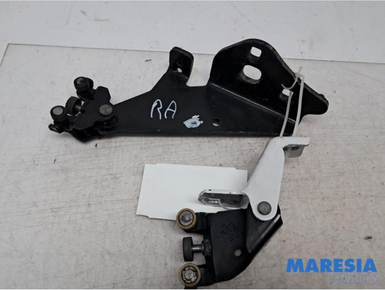 Renault - Kangoo - Sliding door roller, right