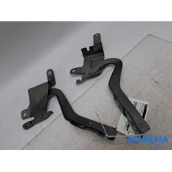 Renault - Clio - Bonnet Hinge